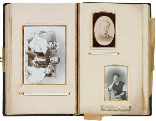 Семейный альбом фотографий из архива художника Анатолия Алексеевича Толоконникова. Всего 42 фотографии конца XIX 